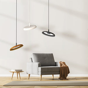 La silhouette ronde, pure et élégante de la lampe suspendue Nivél de Pablo Designs, présente une palette colorée d'abat-jour filés combinée à un moteur de lumière LED pivotant sur l'axe pour concentrer la lumière vers le bas.