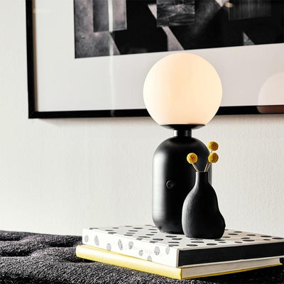 La lampe de table Carina est une véritable pièce maîtresse. Son design intemporel ajoute une touche de sophistication à n'importe quelle pièce. Cette lampe crée une lumière chaude et douce, parfaite pour créer une ambiance accueillante dans votre maison.
