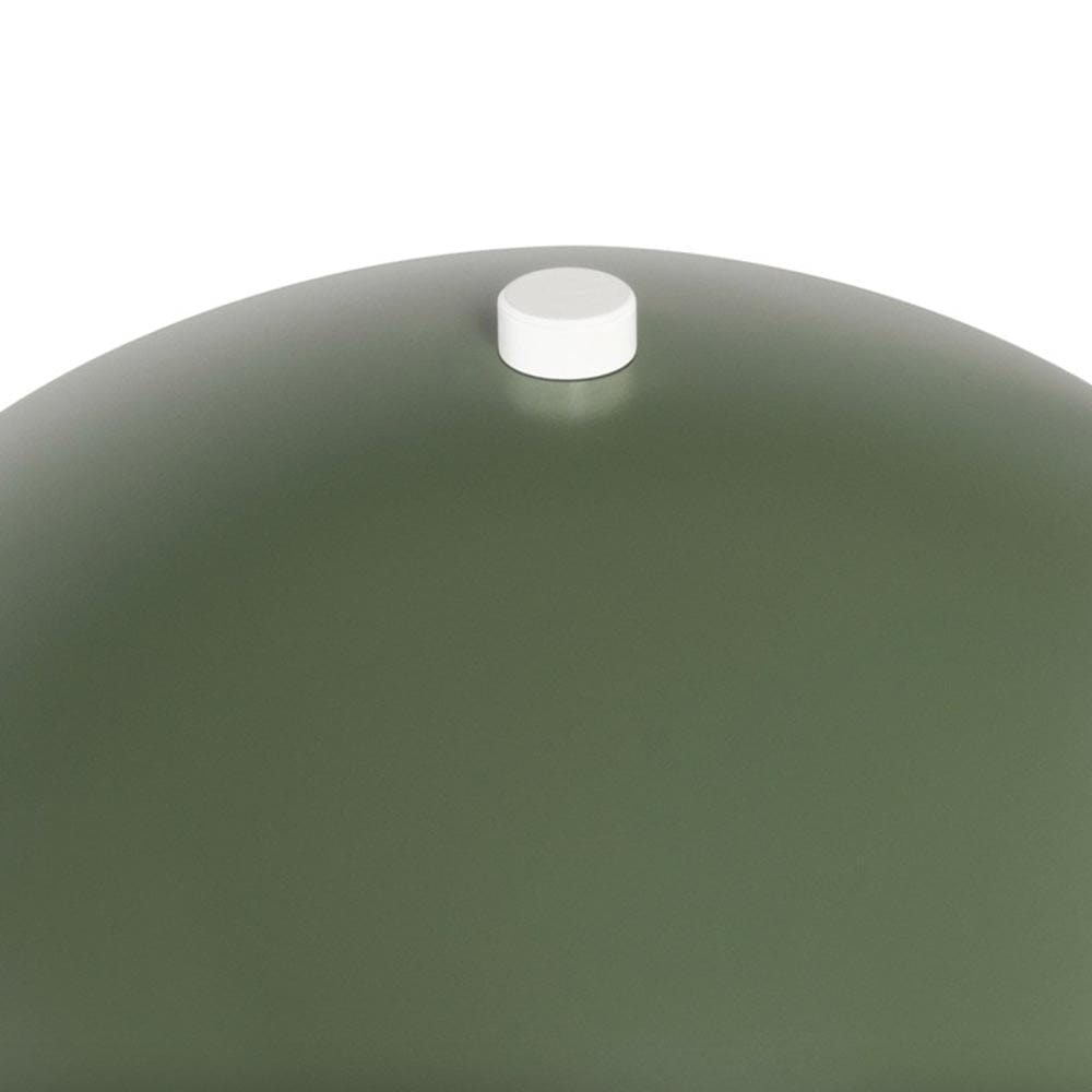 Explorez la polyvalence de la lampe Rocio : acier peint durable et éclairage doux pour une ambiance confortable.