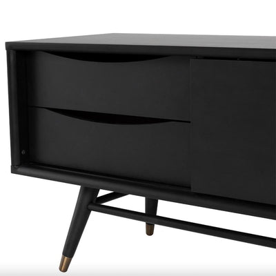 Style contemporain : bien que rétro dans son esprit, le meuble TV Maarten adopte une configuration moderne qui répond aux besoins actuels en matière de technologie et de rangement.