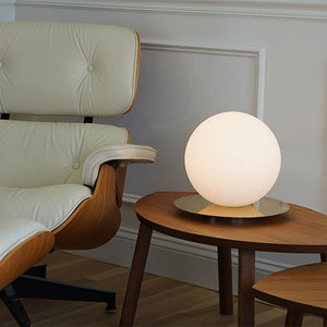 La lampe de table Bola Sphere de Pablo Designs fusionne une élégante sphère en verre opale soufflé avec une base réflecteur en acier inoxydable poli pour donner l'illusion d'une sphère flottante dans l'espace.