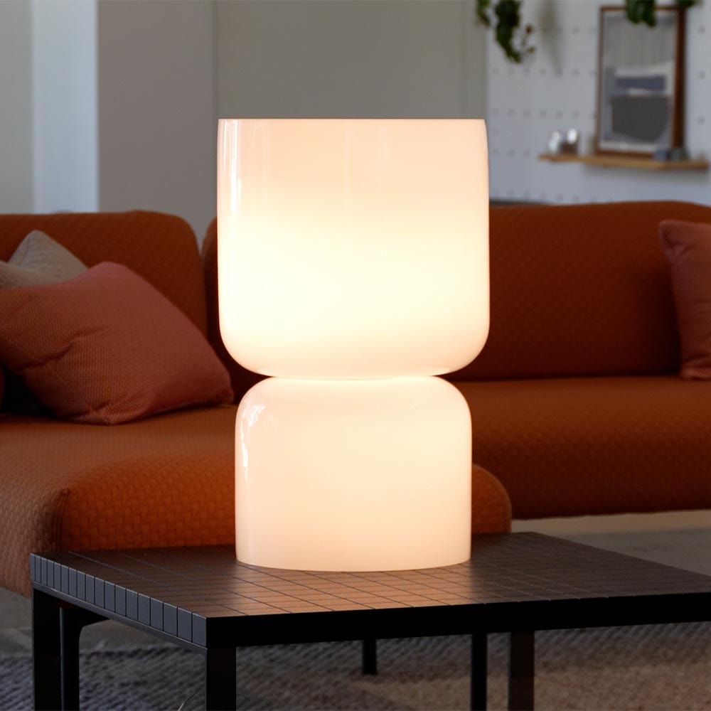 Totem de Pablo Designs, la lampe de table polyvalente au design moderne. Ses abat-jours en verre opale soufflé créent une ambiance chaleureuse et élégante. Personnalisez votre éclairage avec ses configurations multiples