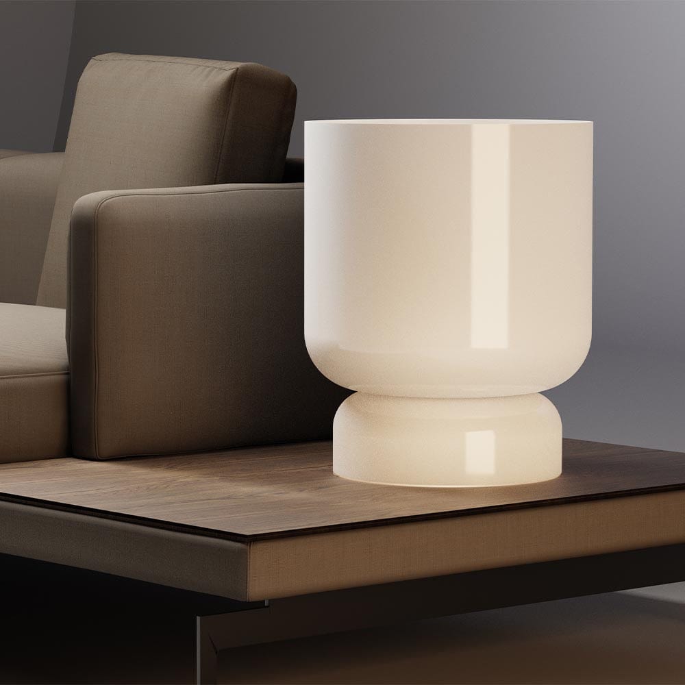 Totem de Pablo Designs : l'art de l'éclairage modulaire. Cette lampe LED offre une esthétique moderne et une adaptabilité remarquable grâce à ses abat-jours géométriques en verre. Créez l'ambiance parfaite dans votre intérieur.