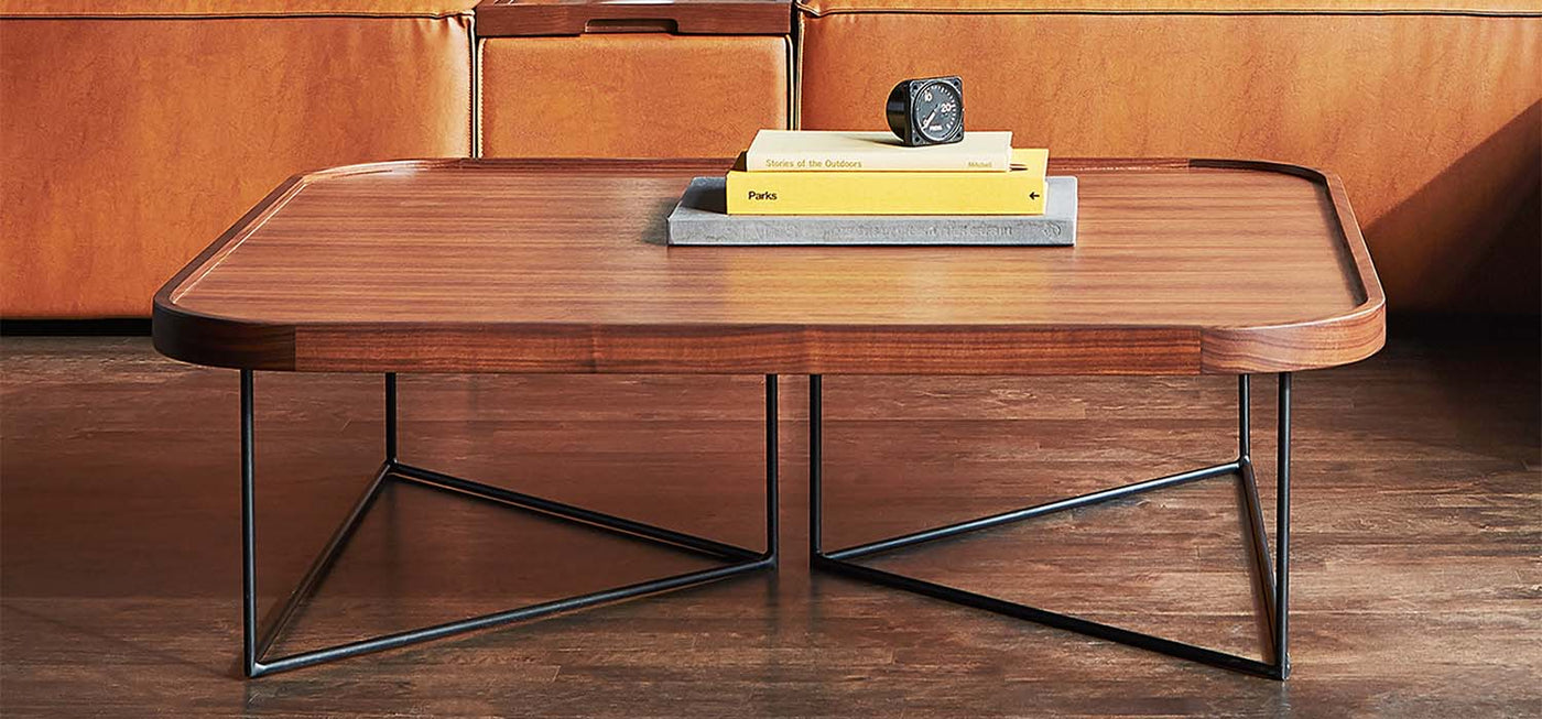 La table à café carrée Porter offre une vaste surface à profil bas avec des éléments raffinés et modernes. Elle présente un plateau en bois plaqué et un bord en bois massif surélevé aux coins arrondis