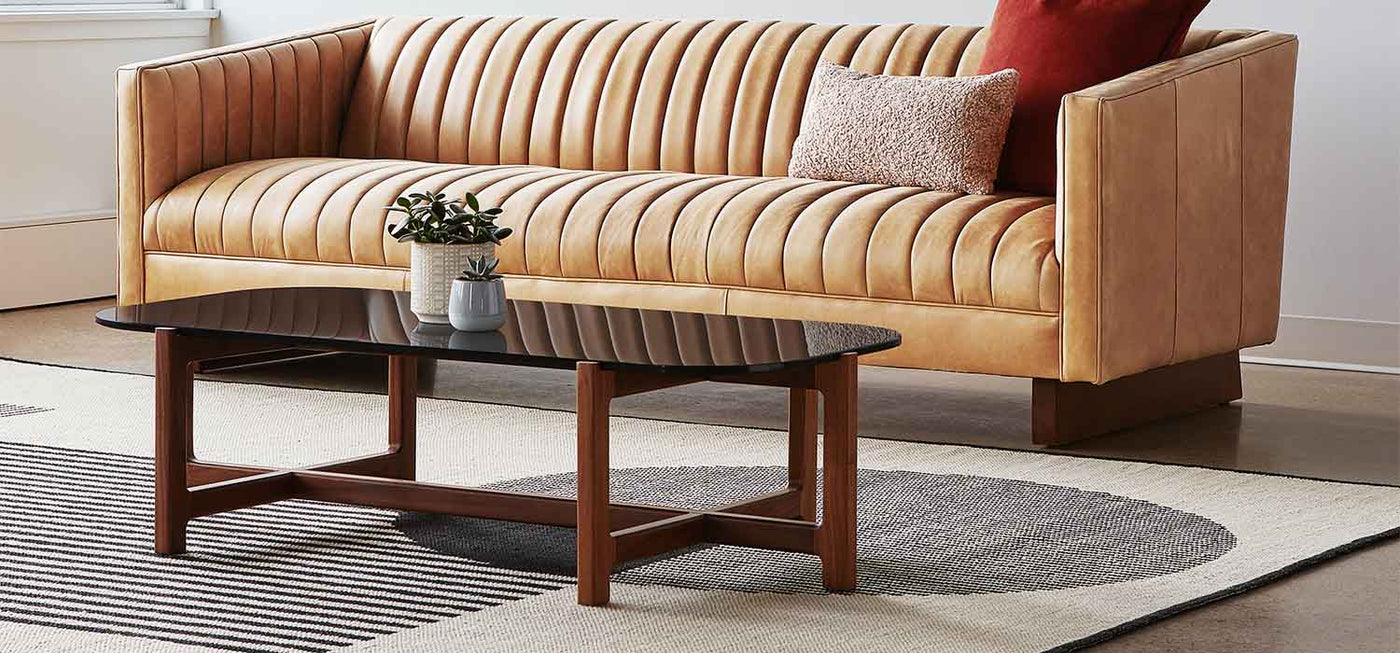 La table à café rectangulaire Quarry est une version minimaliste de la sophistication décontractée. Les matériaux contrastés révèlent la combinaison saisissante du verre et du grain de bois.