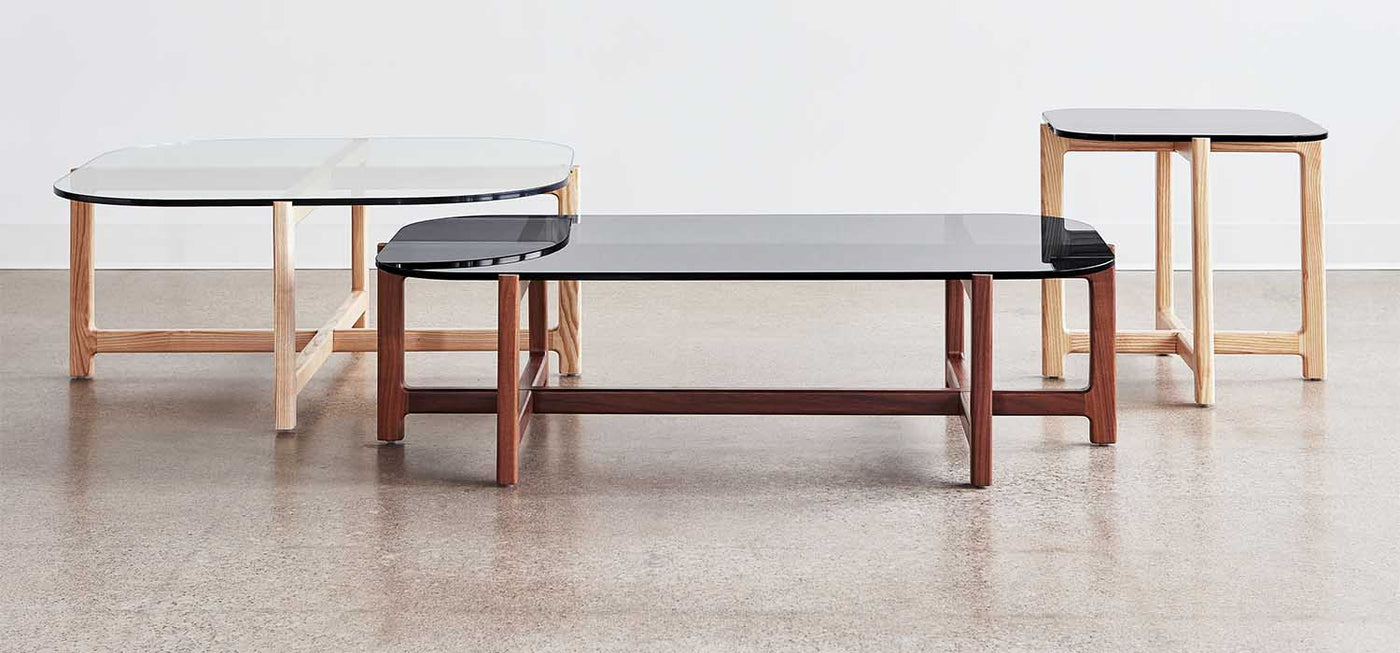 Les table à café Quarry sont une version minimaliste de la sophistication décontractée. Les matériaux contrastés révèlent la combinaison saisissante du verre et du grain de bois.