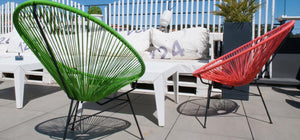 . Inspirée de l'icône de design mexicain des années 1950, la chaise Acapulco allie élégance irrésistible et confort absolu avec sa structure en acier et son assise tressée en fil de plastique.