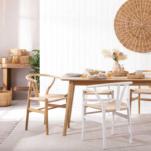 Inspirée de l’œuvre "Wishbone CH24" du designer danois Hans Wegner, symbole du début des années 1950 dans la création industrielle. Ses formes organiques et douces font de cette chaise une pièce qui se marie parfaitement à un style scandinave.