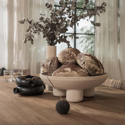 À propos du produit Inspiré par les arts indonésiens, le bol Klara aux dimensions XXL apportera une touche naturel à votre intérieur. Il vous servira sans doute comme corbeille à fruit mais pourra aussi servir d'objet de décoration à lui tout seul.