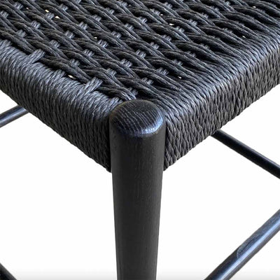 Découvrez la chaise Arizona, un classique intemporel en bois massif et corde tressée. Élégante et confortable, elle apporte authenticité à votre intérieur.
