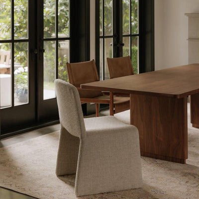 Découvrez la chaise de salle à manger Ella : une pièce d'art à couper le souffle, inspirée par la forme captivante de l'ovale.