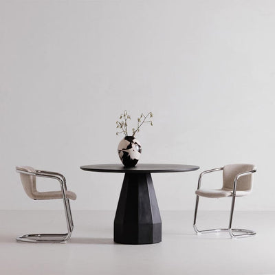 Découvrez la chaise à dîner Freeman de Moe's : une fusion parfaite de l'industriel moderne et du luxe, avec un revêtement en tissu facile à nettoyer. Élégance et confort réunis.