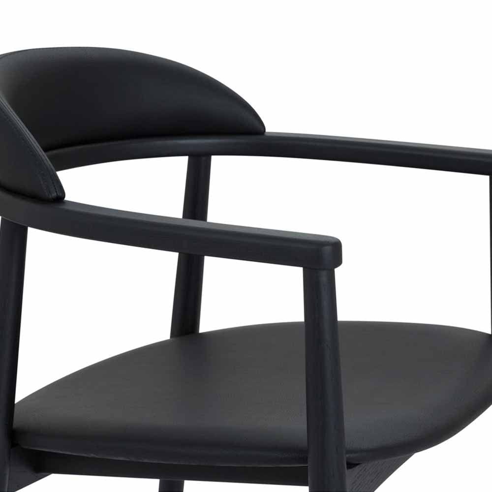 La chaise lounge Ananda de Moe's : confort et style ultimes. Design minimaliste, cadre en chêne massif, tissu résistant aux taches pour une durabilité exceptionnelle.