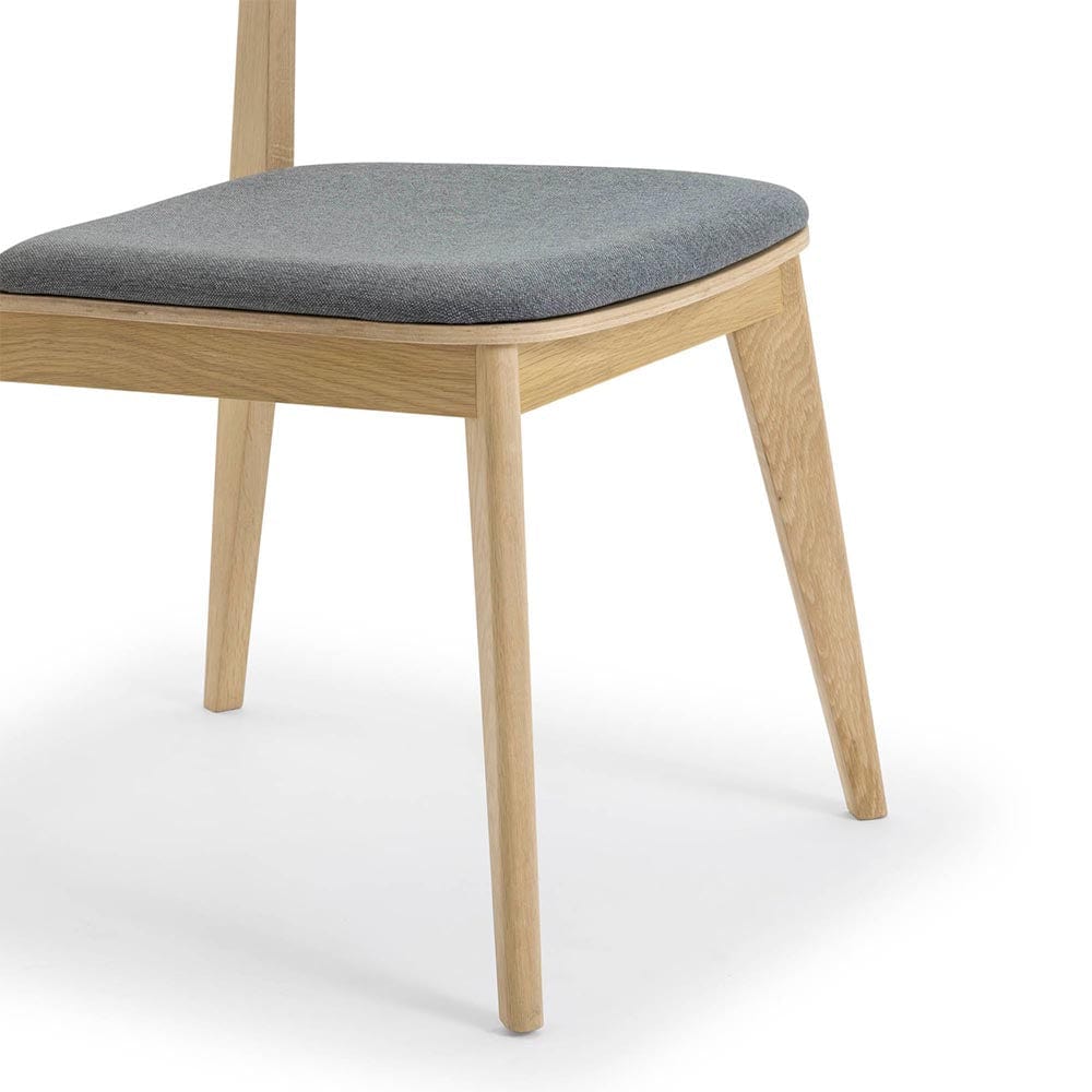 Découvrez la chaise Lumina : l'union de la résistance et du confort. Son design minimaliste s'adapte à tous les styles de salle à manger.