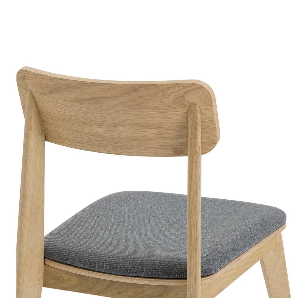 Lumina : l'élégance dans la simplicité. Une chaise au charme intemporel avec une assise en tissu ultra-confortable pour des repas inoubliables.