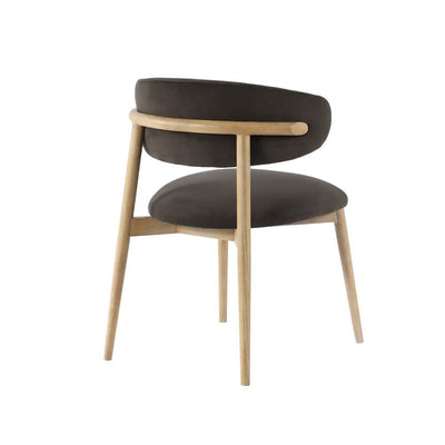 La chaise Milo : un meuble qui résiste à l'épreuve du temps. Son dossier ergonomique offre un soutien lombaire exceptionnel pour vos repas en famille ou entre amis.