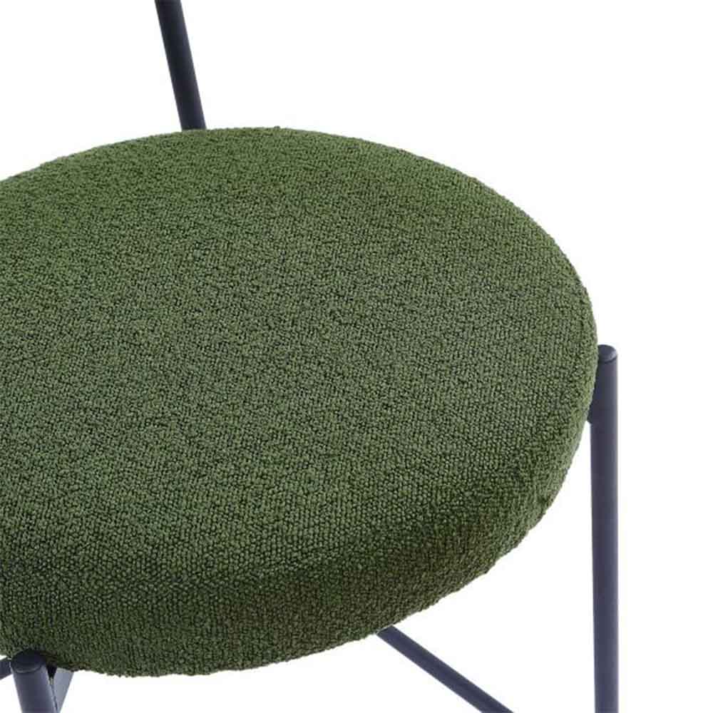Nüspace présente la chaise Molly : contemporaine avec sa structure en tubes de métal, elle assure un confort moelleux grâce à son assise en tissu bouclé, idéale pour toutes occasions.