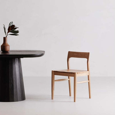 Découvrez la chaise à dîner Owing de Moe's : design sophistiqué en chêne massif, prête à l'emploi. Confort et élégance intemporelle réunis.