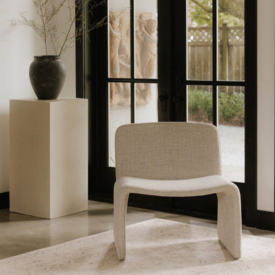 Explorez l'harmonie et l'équilibre du fauteuil Ella : une fusion parfaite de forme élégante et d'attention exquise aux détails.