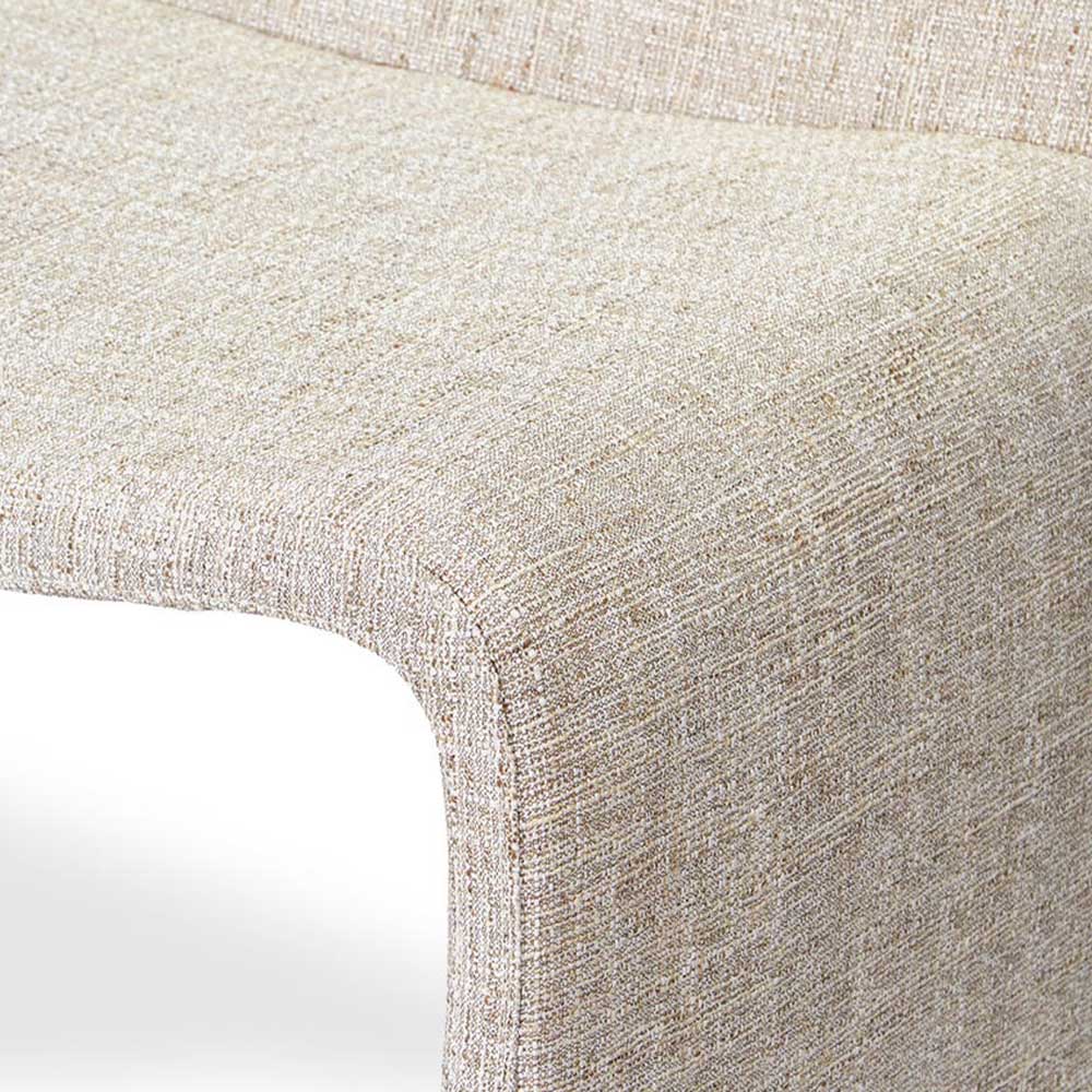 Découvrez le fauteuil Ella de Moe's, une fusion parfaite d'élégance et de confort. Revêtu de polyester, avec une structure solide, il incarne l'art du détail et de la subtilité.
