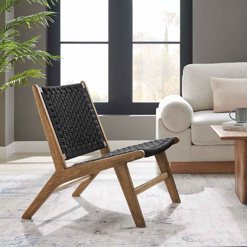 Saoirse : fauteuil élégant au design contemporain. Corde tressée, bois d'hévéa solide. Pieds non marquants pour stabilité et protection des sols. Confortable et polyvalent, parfait pour divers espaces intérieurs.