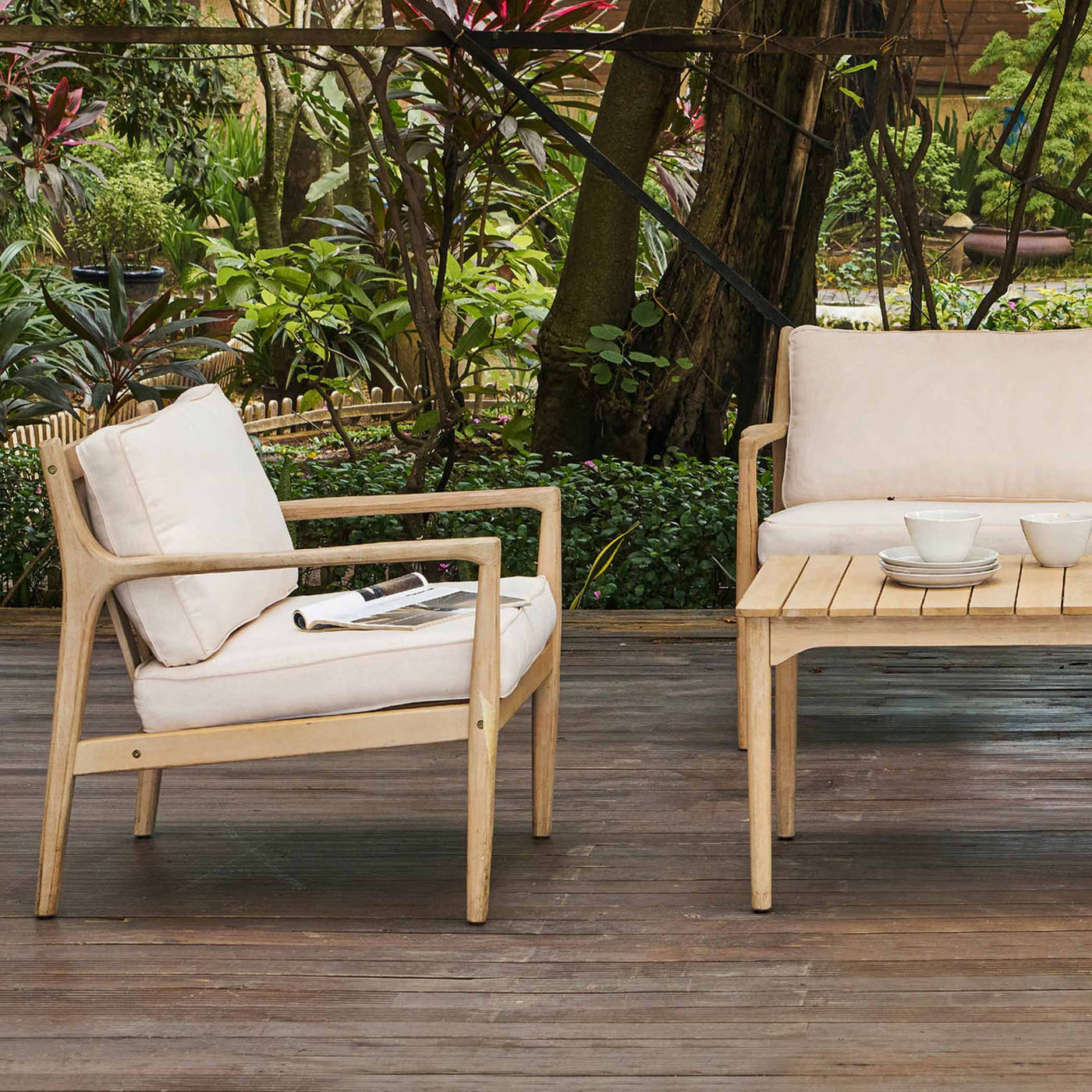 Découvrez l'élégance ultime avec le fauteuil d'extérieur Sonoma. Fabriqué avec du bois d'acacia certifié FSC, il allie durabilité, beauté et sophistication