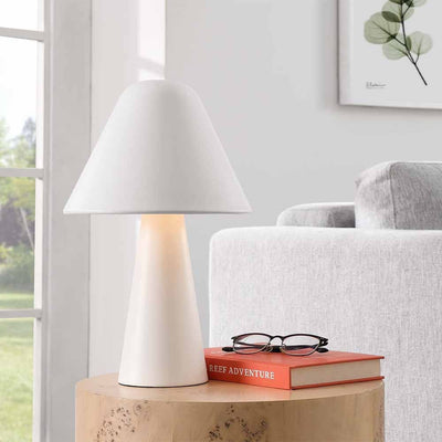 Lampe de table Jovial : design rétro, abat-jour pivotant, éclairage lecture. Lueur chaleureuse, finition blanche mate. Socle stable, coussin feutre noir.