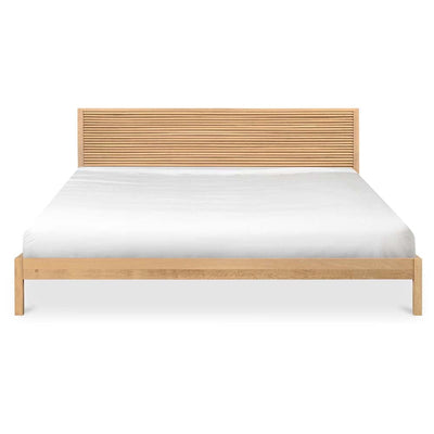 Le lit Teeda : un havre de confort dans une esthétique subtile. Le chêne massif et sa finition en chêne ajoutent une touche d'élégance naturelle.