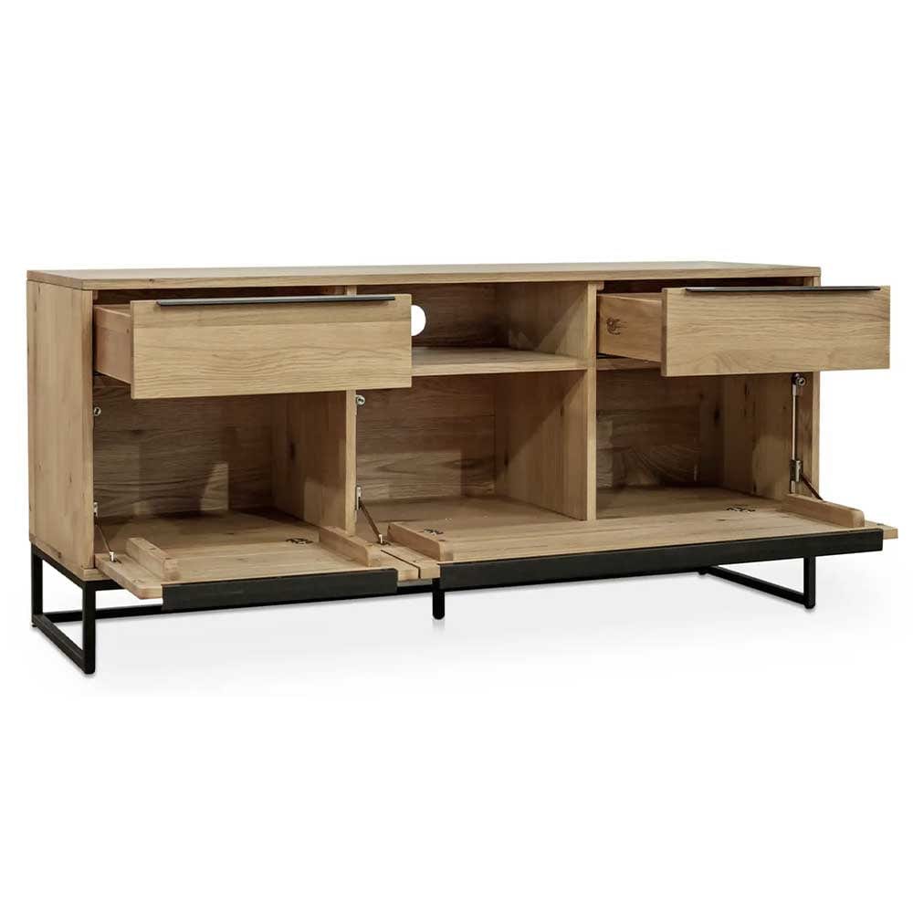 Équilibre harmonieux entre bois et métal : la base métallique du meuble TV Nevada de Moe's ajoute stabilité et raffinement, complétant ainsi la beauté naturelle du chêne massif.