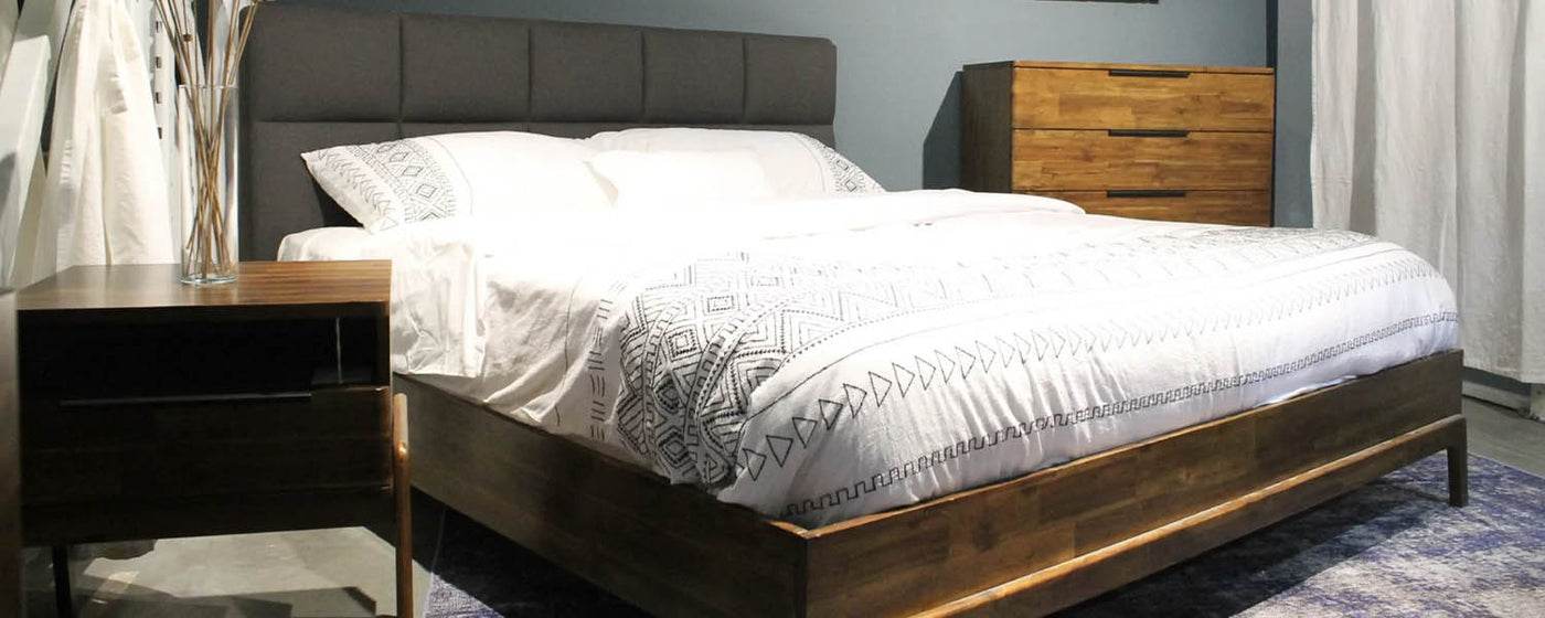 Remix est une collection de meubles en bois d'acacia massif aux accents chaleureux et inspirés du Mid-Century. Voici le lit, moderne et complètement rétro à la fois, aux formes délicates. Il est disponible en taille queen et king.
