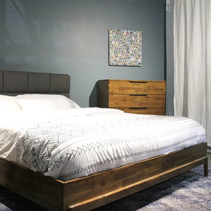 Remix est une collection de meubles en bois d'acacia massif aux accents chaleureux et inspirés du Mid-Century. Voici le lit, moderne et complètement rétro à la fois, aux formes délicates. Il est disponible en taille queen et king.