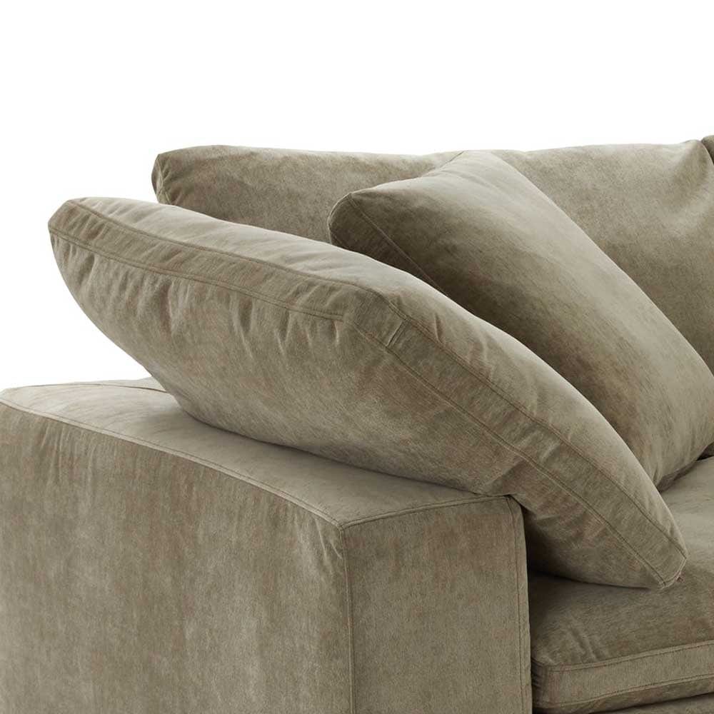 Le sofa sectionnel et modulaire Clay de Moe's offre une protection ultime. Tissu hydrofuge, résistant aux intempéries, et coussins moelleux remplis de plumes et de fibres.