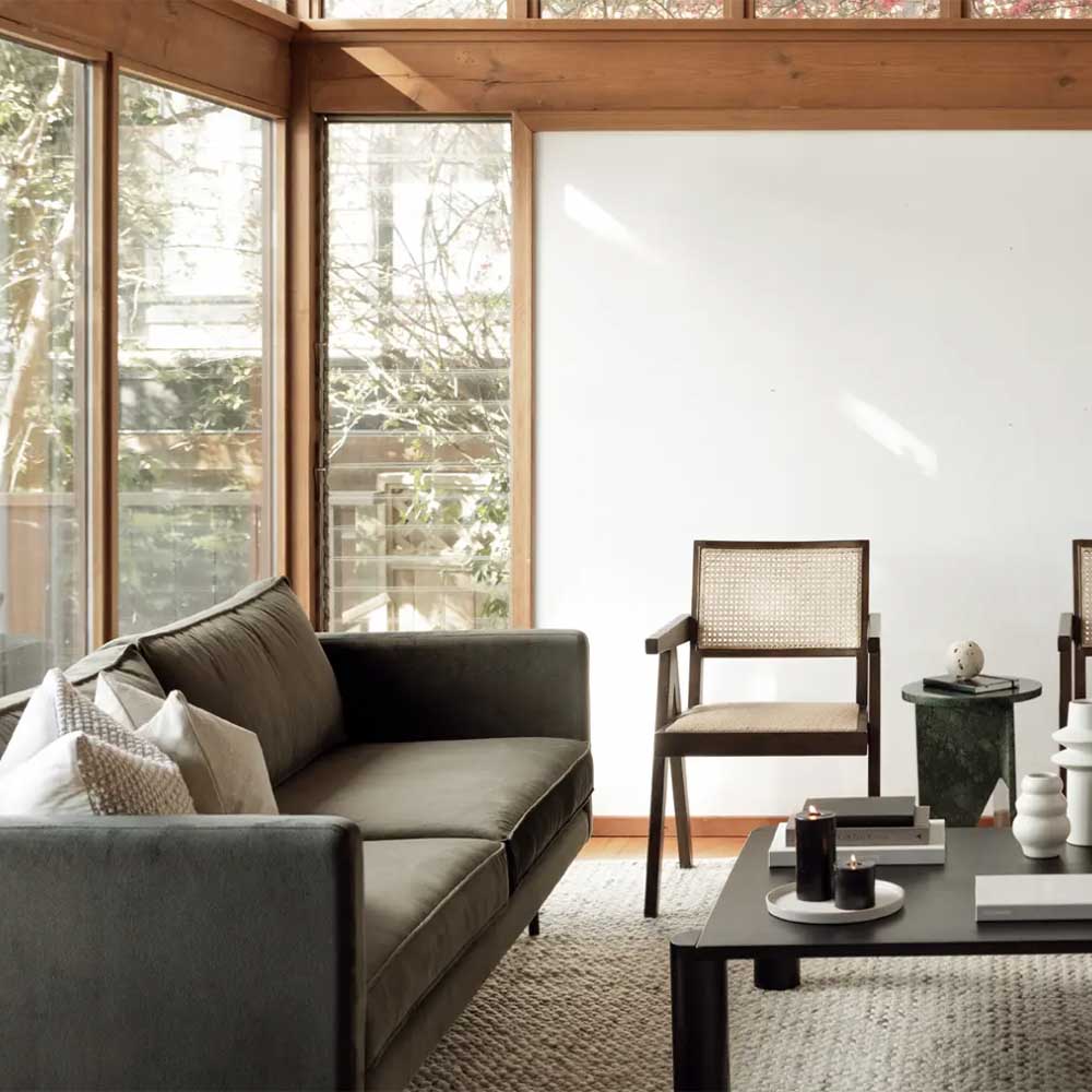 Le sofa Raphael de Moe's : design moderne du milieu du siècle, confort supérieur. Parfait pour les petites copropriétés et les espaces de détente. Élégance et écologie réunies.