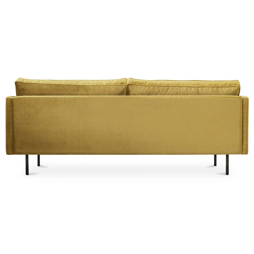 Optez pour le sofa Raphael de Moe's pour une expérience de détente ultime. Structure en bois massif certifié FSC, coussins profonds en mousse confortable et design moderne.
