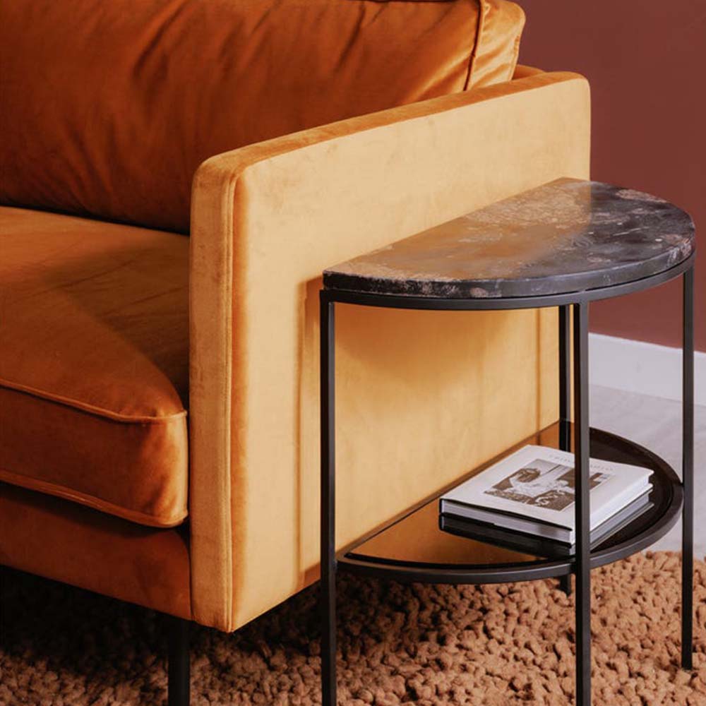 Découvrez le sofa Raphael de Moe's : élégance du milieu du siècle et confort profond. Fabriqué en bois massif certifié FSC, avec pieds en métal pour une stabilité solide.