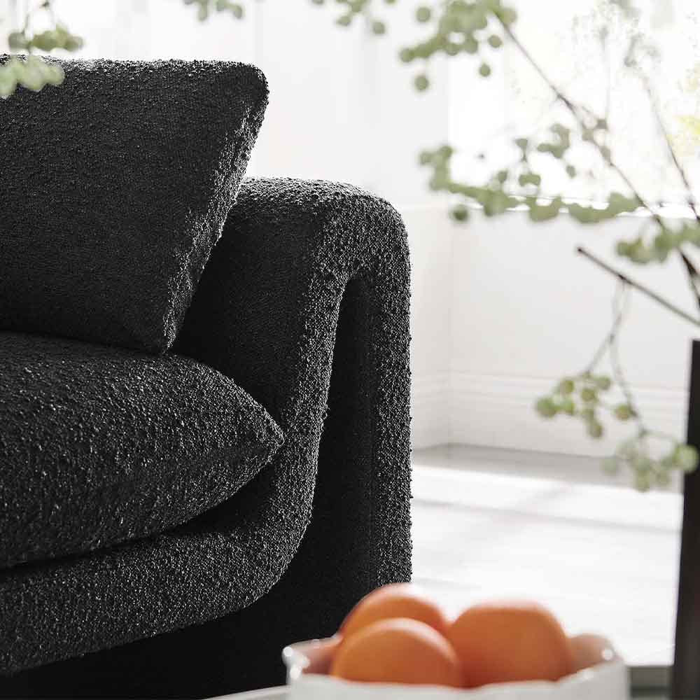 Le sofa Waverly allie élégance et confort exceptionnel. Sa forme ondulée et ses matériaux luxueux, tissu bouclé ou velours Performance, créent un point focal raffiné dans votre salon.