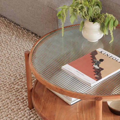 La table à café Denz de Moe's : texture, chaleur et sophistication. Son plateau en verre texturé et sa construction en acacia massif apportent une touche de caractère à votre espace de vie.