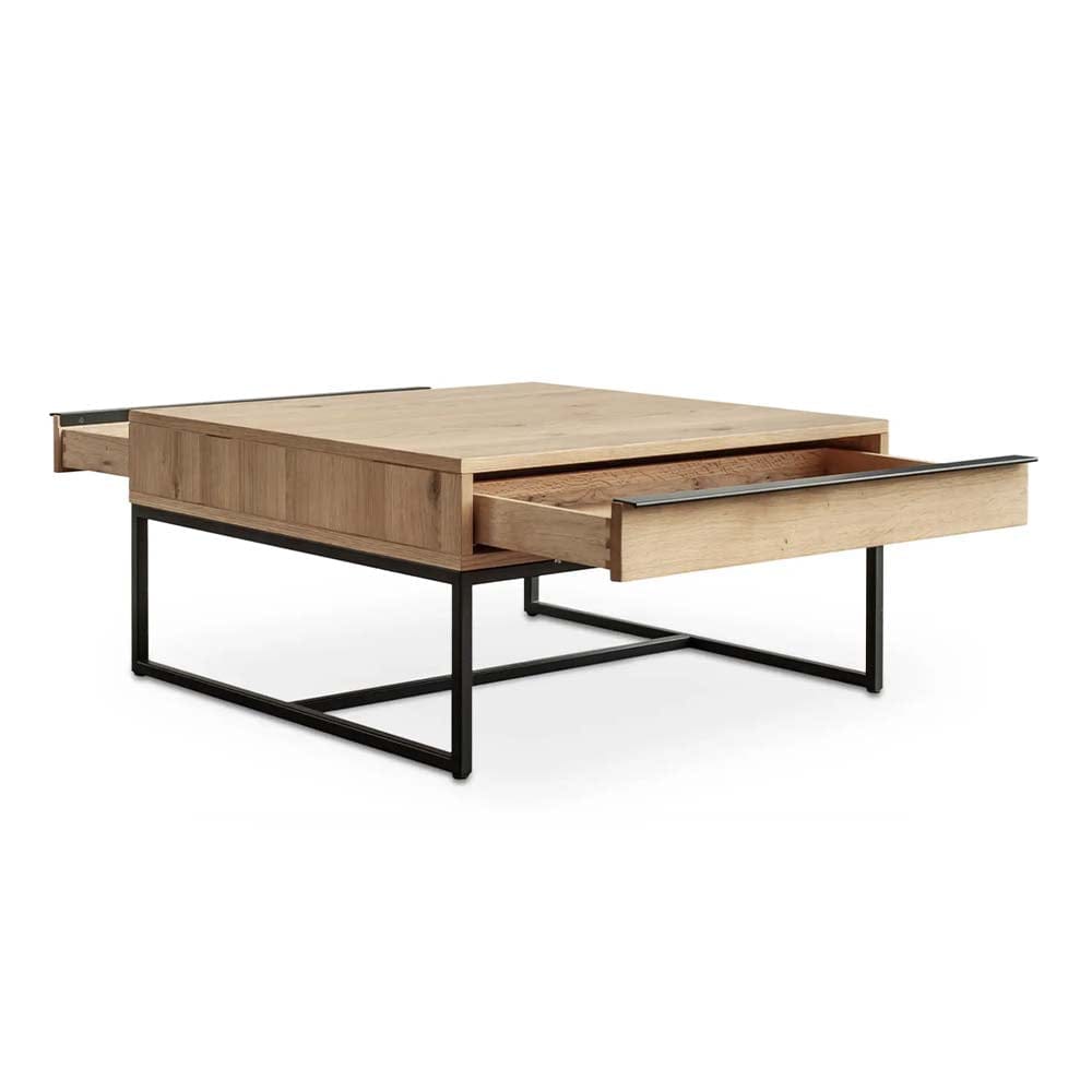 Rangement élégant : les tiroirs en chêne massif de la table Nevada de Moe's gardent votre espace de vie organisé. Robuste et durable, cette table est conçue pour durer.