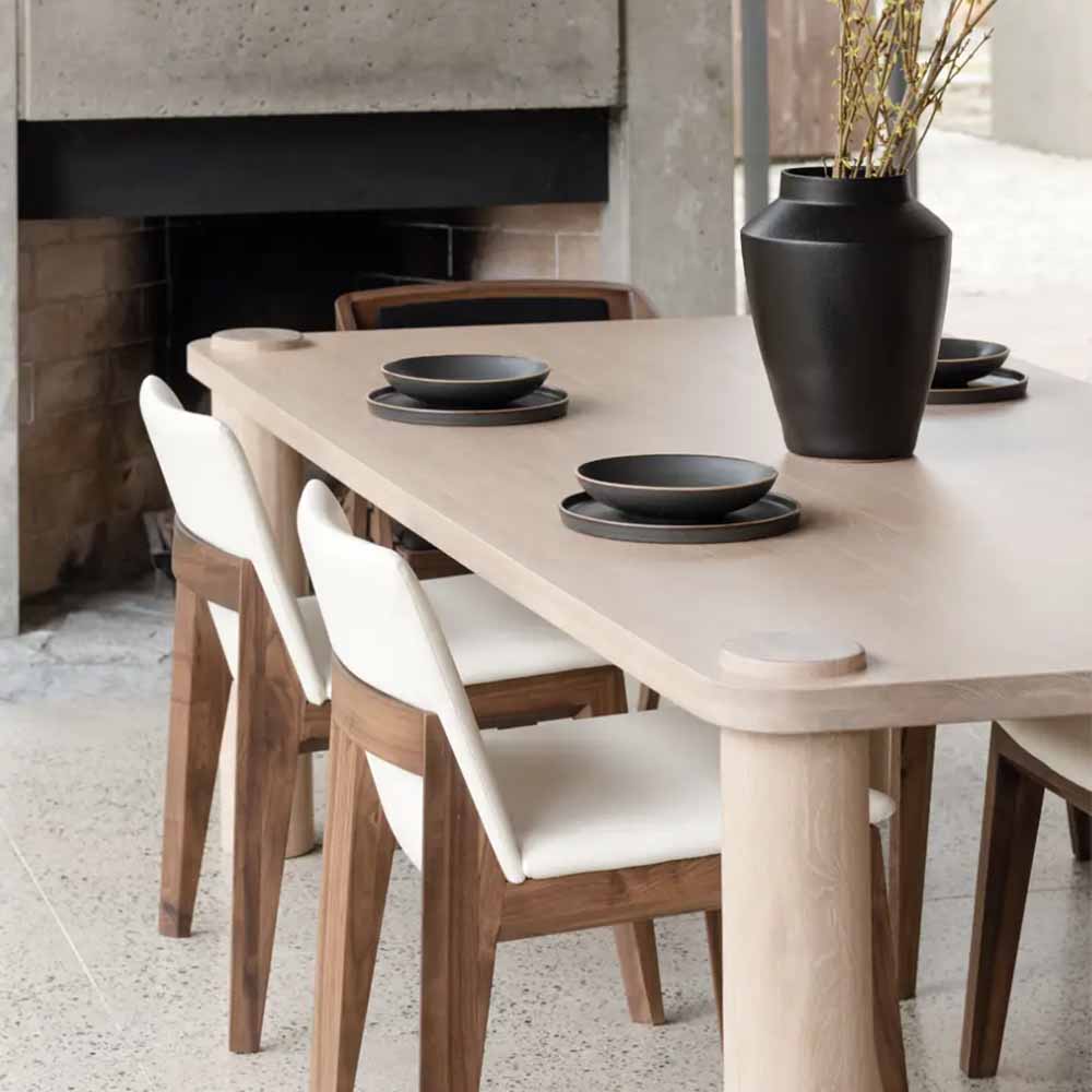 Chêne blanc lumineux : le plateau en chêne blanc massif de la table Century de Moe's ajoute une touche d'énergie organique et une esthétique moderne authentique à votre salle à manger.
