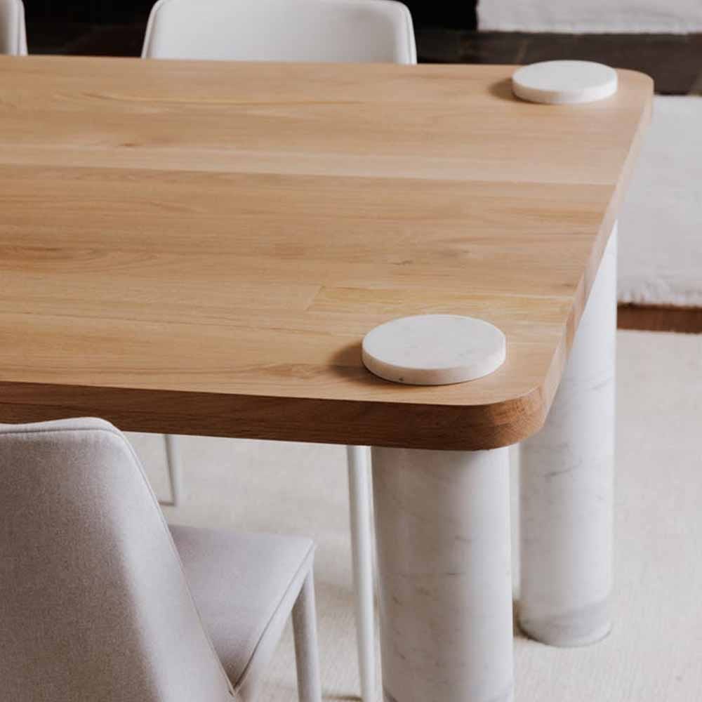 Équilibre raffiné : la table Century de Moe's marie la sophistication des pieds en marbre blanc avec la chaleur du chêne blanc massif. Un design harmonieux pour des moments précieux.