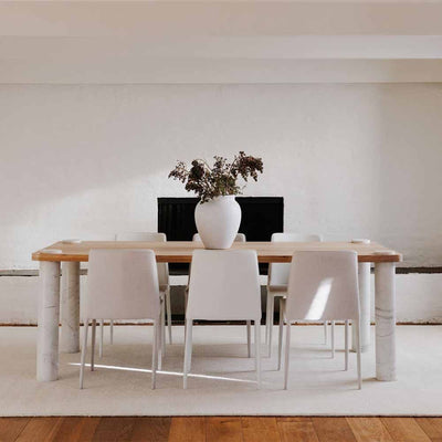 Table Century de Moe's : rassemblement et élégance. Ses pieds en marbre blanc et son plateau en chêne blanc massif en font une pièce maîtresse fonctionnelle pour votre espace social.
