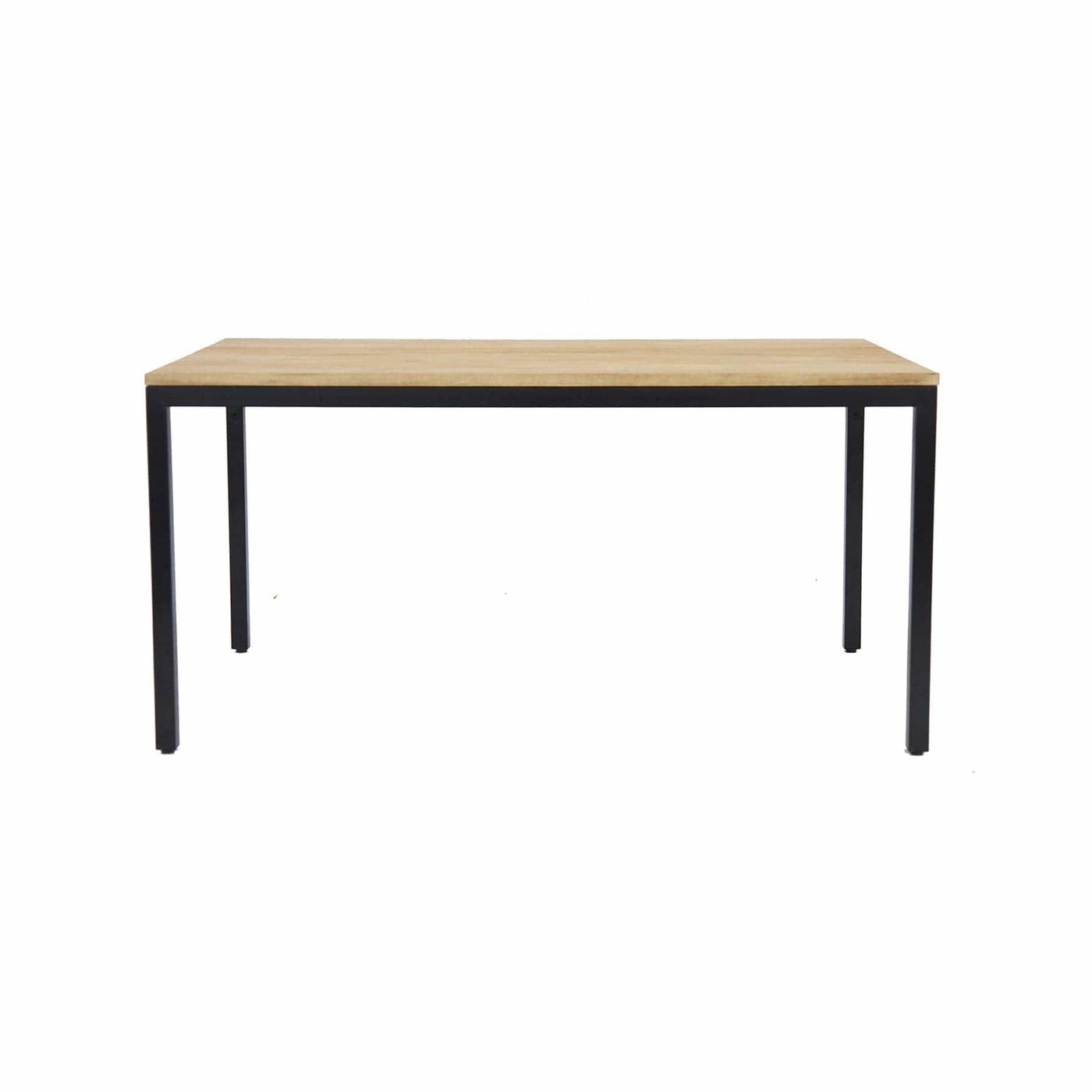 Design simple et efficace pour la table à dîner Flynn. Plateau en bois de manguier, base en métal noir pour une ambiance chaleureuse et moderne.