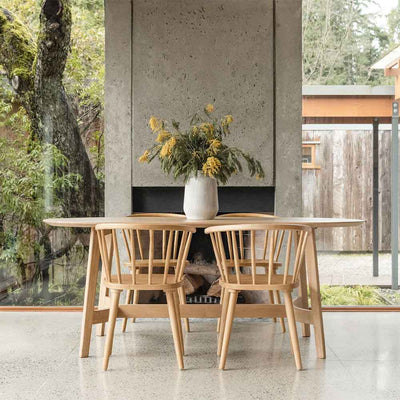 La table Trie de Moe's : chaleur et authenticité du chêne. Un équilibre visuel avec la nature, une source d'inspiration pour des repas conviviaux jusqu'à six personnes.