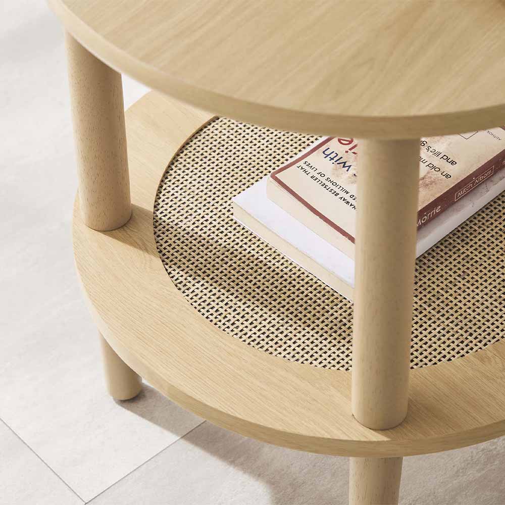 Loras : table d'appoint esthétique moderne-rustique. Design circulaire, finition grain de bois, panneaux de particules et MDF. Robuste avec pieds droits et ronds, adaptée à salon, chambre, bureau.