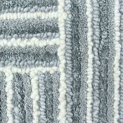Le tapis Linear, une pièce qui porte bien son nom grâce à ses motifs géométriques composés de lignes nettes et précises qui parcourent toute sa surface.