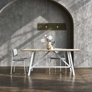 La chaise Signal de Gus* Modern est une chaise contemporaine et polyvalente, d'une simplicité et d'un confort sculpturaux, inspirée par une approche ergonomique du design.