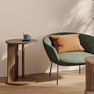 Découvrez la table d'appoint en bois Nora de TemaHome, idéale pour travailler ou manger confortablement depuis votre canapé, avec un ingénieux espace de rangement.