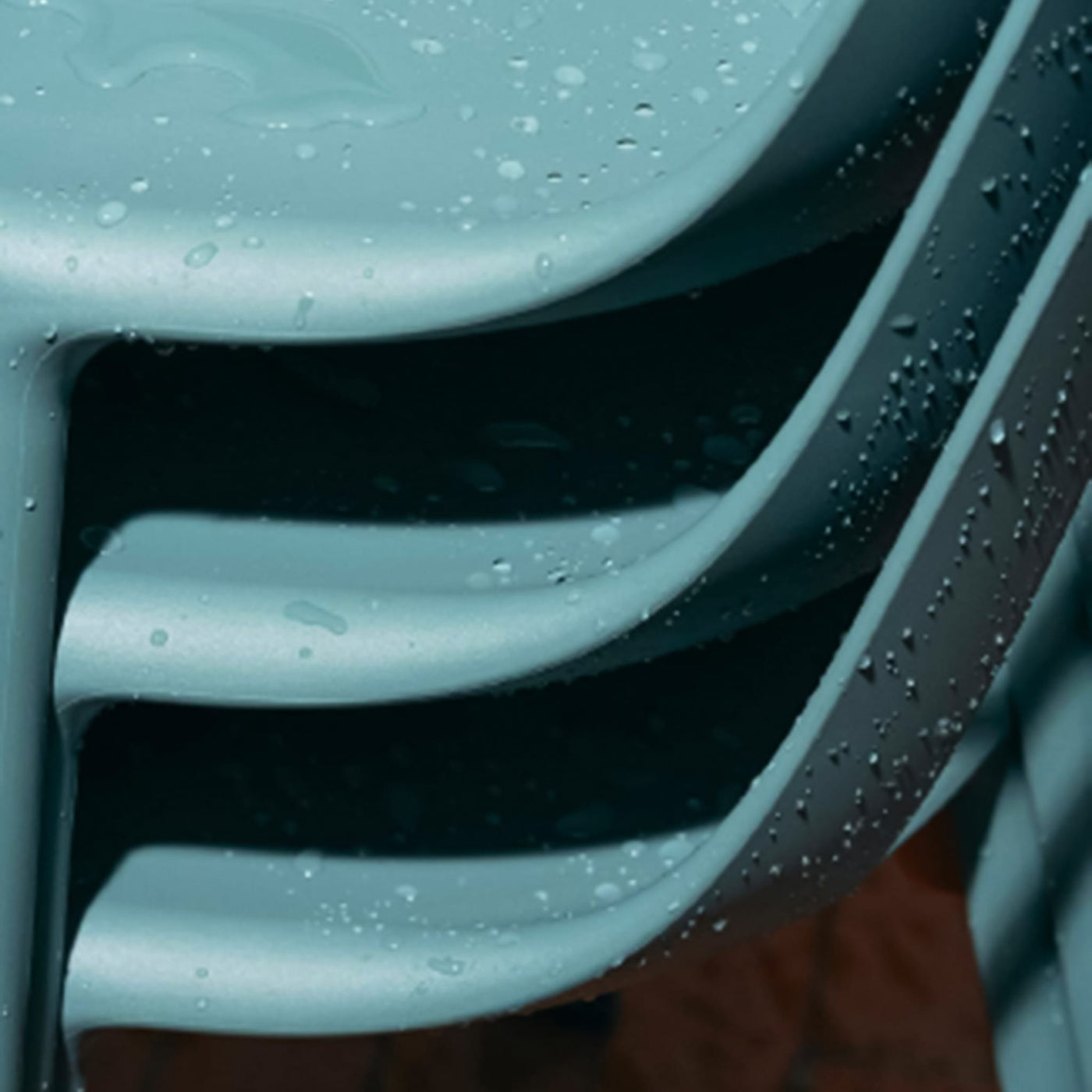 Découvrez l'élégance fonctionnelle de la chaise FLA de TOOU, avec ses ailettes distinctives et son design minimaliste en polypropylène robuste, idéal pour les environnements modernes.