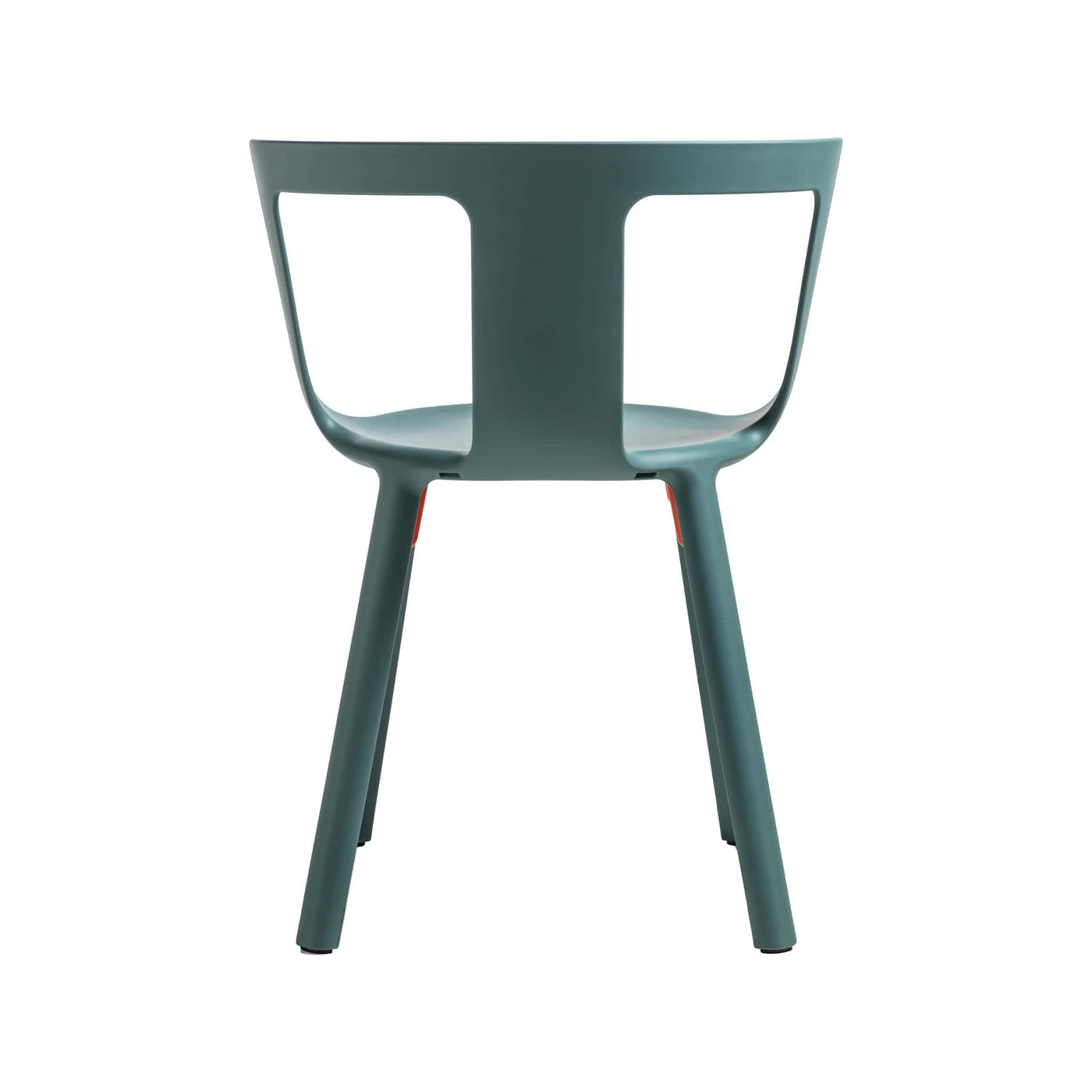 La chaise FLA de TOOU incarne la fusion parfaite entre forme et fonction, avec un design minimaliste et empilable idéal pour une utilisation dans divers environnements.