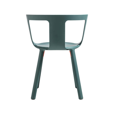 La chaise FLA de TOOU incarne la fusion parfaite entre forme et fonction, avec un design minimaliste et empilable idéal pour une utilisation dans divers environnements.